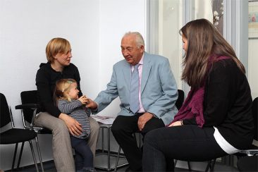 alte und junge Patienten im Wartezimmer