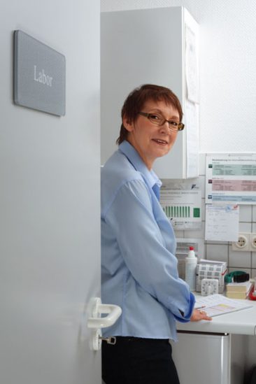 Eine Mitarbeiterin im Labor